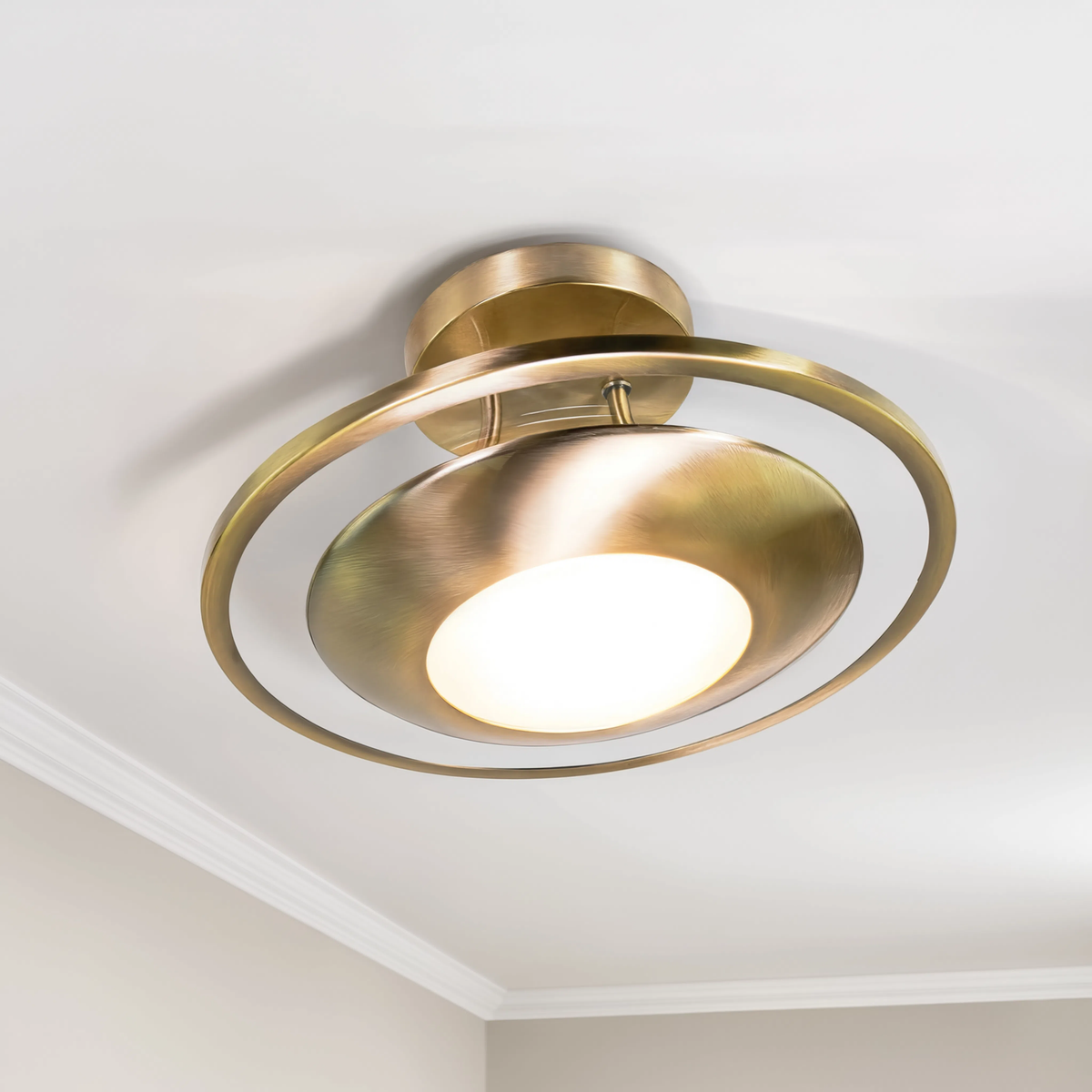 Antik Mässing Taklampa med Opalglas – Semi-Flush, LED, Elegant Belysning